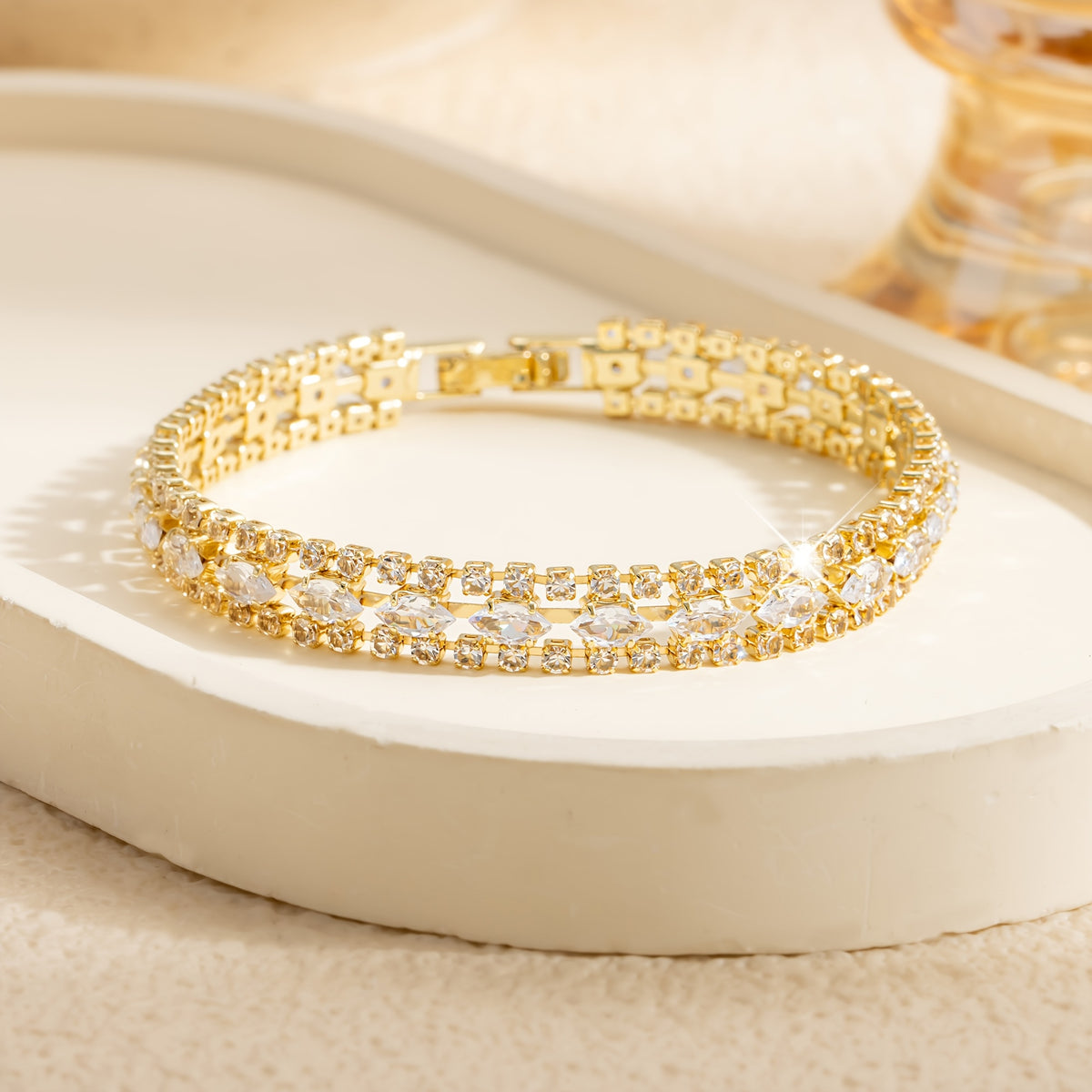 Stylish and elegant retro women's bracelet, three rows of horse eyes shining synthetic zircon design, inlaid with shiny cubic zirconia stone, perfect for Valentine's Day, Mother's Day, birthday gifts, suitable for wives, girlfriends, girlfriends